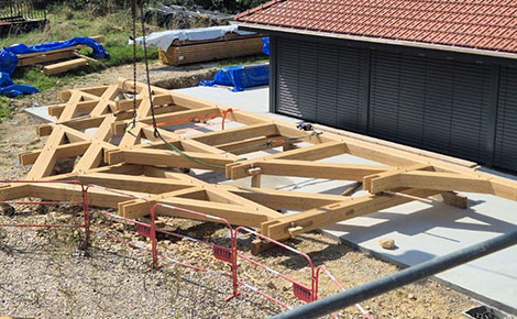 Construction d’une habitation et abri piscine en bois massif.