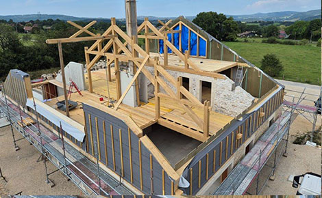 Construction d’une habitation et abri piscine en bois massif.