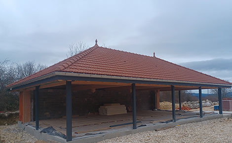 Construction d’une habitation et abri piscine en bois massif.